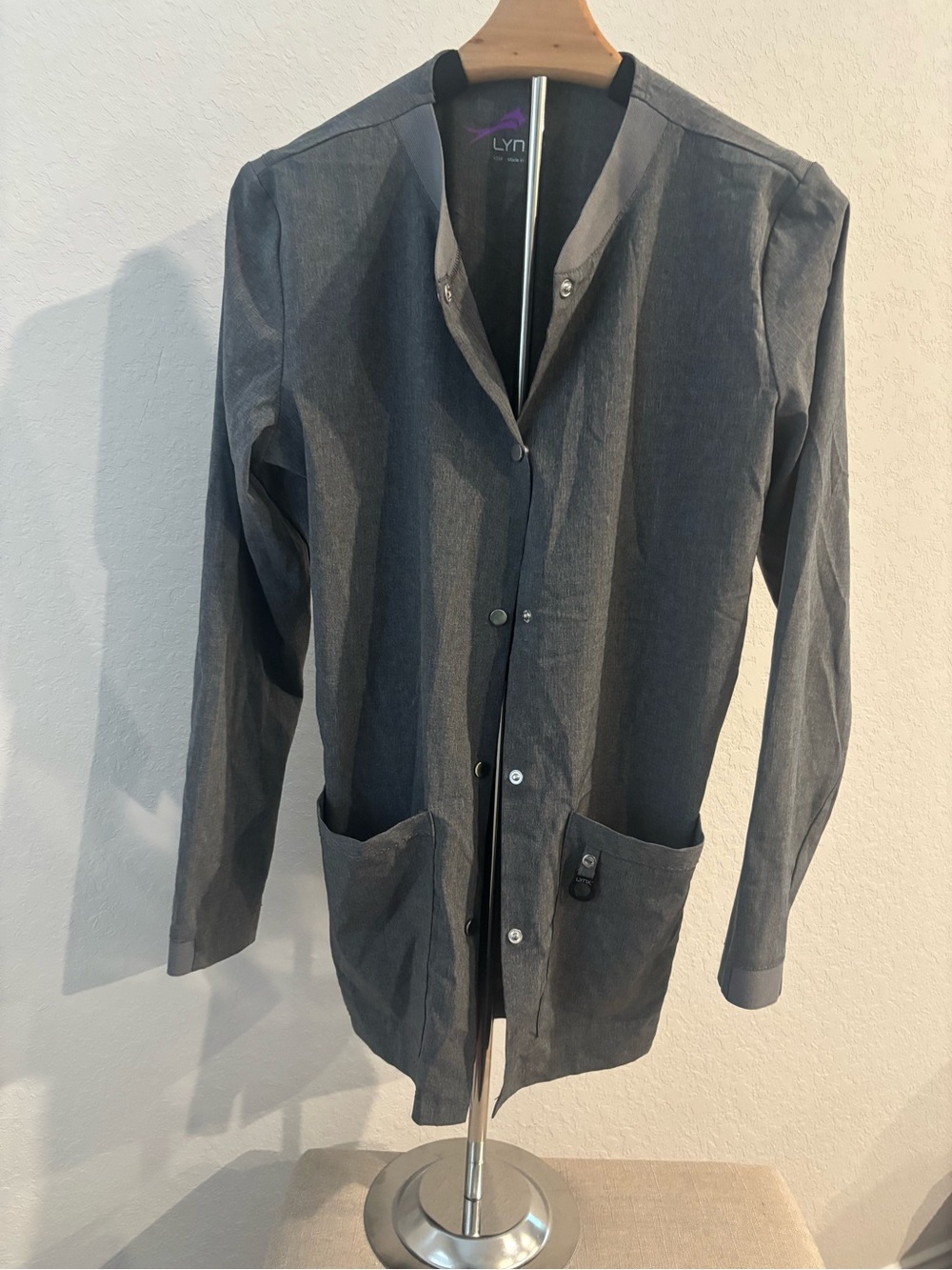 Lynx Medical Scrub Jacket Gray Snap Front Versatech Stretch Womens XS